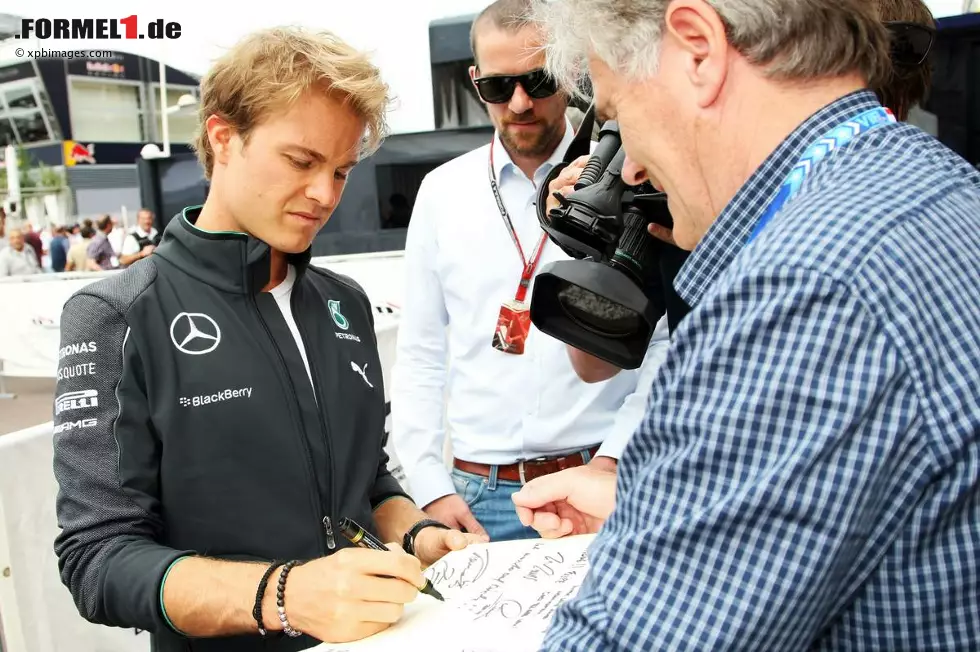 Foto zur News: Nico Rosberg (Mercedes) schreibt eine Grußbotschaft an Michael Schumacher