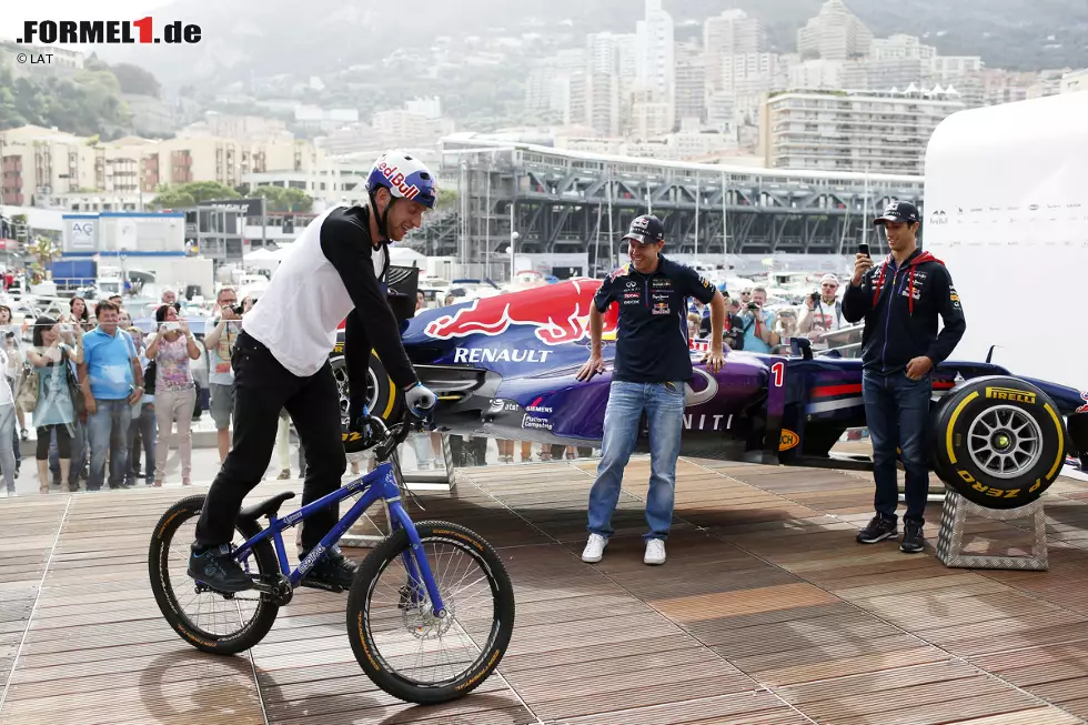 Foto zur News: Sebastian Vettel (Red Bull) und Daniel Ricciardo (Red Bull)