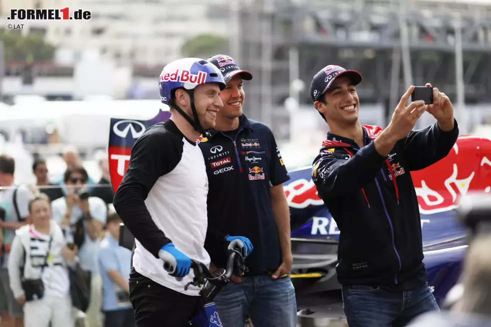 Foto zur News: Sebastian Vettel (Red Bull) und Daniel Ricciardo (Red Bull)