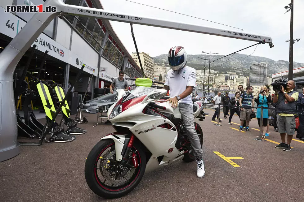Foto zur News: Lewis Hamilton kam mit dem Motorrad an die Strecke.