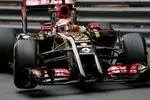 Foto zur News: Pastor Maldonado (Lotus) hebt das Rädchen