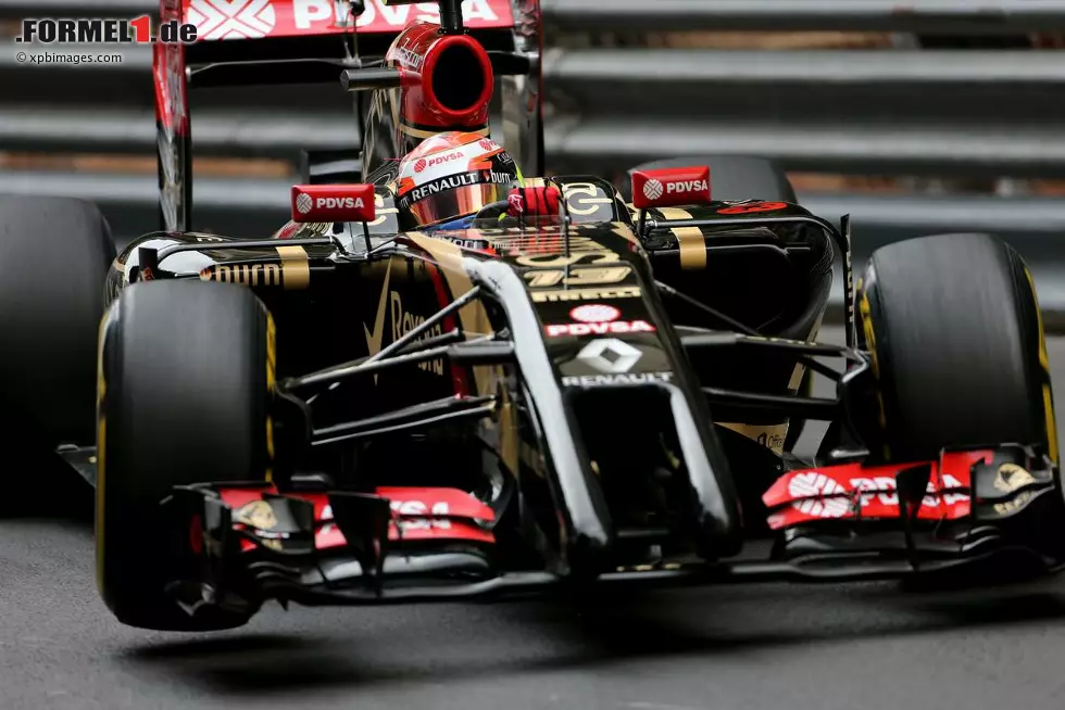 Foto zur News: Pastor Maldonado (Lotus) hebt das Rädchen