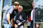 Foto zur News: Bernie Ecclestone, Sebastian Vettel (Red Bull) und Helmut Marko