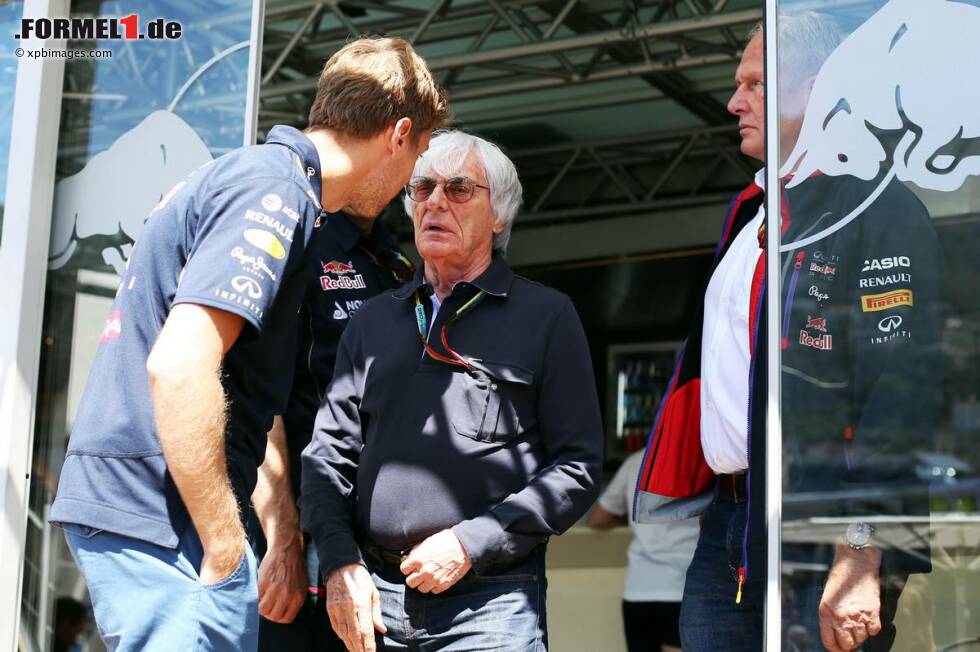 Foto zur News: Bernie Ecclestone, Sebastian Vettel (Red Bull) und Helmut Marko
