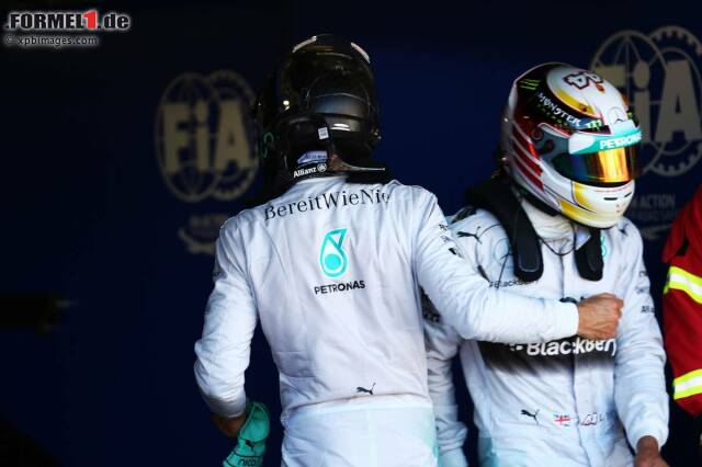 Foto zur News: Teamkollege Lewis Hamilton wollte Nico Rosberg nicht wirklich gratulieren, denn er musste seinen letzten Angriff auf die Bestzeit abbrechen, nachdem Rosberg nach einem Verbremser gelbe Flaggen verursachte.