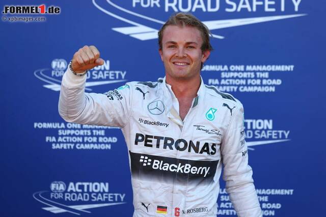 Foto zur News: Nico Rosberg jubelt über die Pole-Position in Monaco. In den Straßen von Monte Carlo kennt sich der Wahlmonegasse bestens aus. Während Rosberg jubelte...