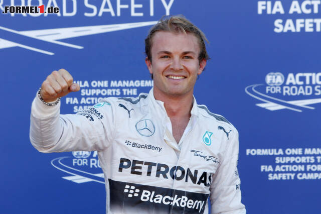 Foto zur News: Während Nico Rosberg über seine Pole-Position jubelt...