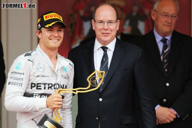 Foto zur News: Zum zweiten Mal nach 2013 durfte Nico Hülkenberg über den Sieg in Monte Carlo jubeln. Von Fürst Albert erhielt der Deutsche den Siegerpokal.