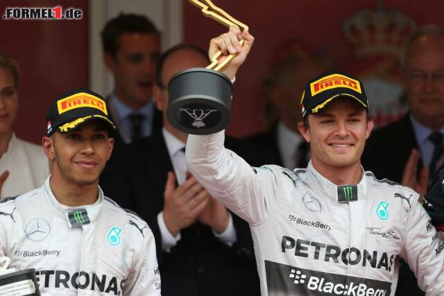 Foto zur News: Nico Rosberg jubelt über den Sieg und Lewis Hamilton reißt sich zu einem Lächeln hin - die Champagner-Dusche lässt der Brite aus.