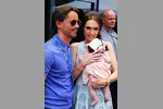 Foto zur News: Tamara Ecclestone mit Ehemann Jay Rutland und der gemeinsamen Tochter Sophie