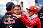 Foto zur News: Daniel Ricciardo (Red Bull) und Fernando Alonso (Ferrari)