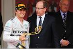 Foto zur News: Nico Rosberg (Mercedes) empfängt den Siegerpokal von Fürst Albert II