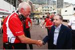 Foto zur News: FIA-Präsident Jean Todt gratuliert John Booth zu den ersten Punkten für Marussia