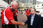 Foto zur News: FIA-Präsident Jean Todt gratuliert John Booth zu den ersten Punkten für Marussia