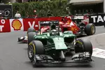 Foto zur News: Kamui Kobayashi (Caterham) und Kimi Räikkönen (Ferrari)