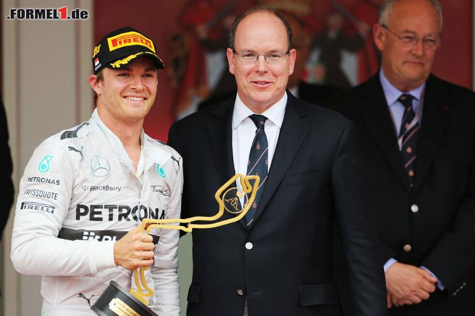 Zum zweiten Mal nach 2013 durfte Nico Hülkenberg über den Sieg in Monte Carlo jubeln. Von Fürst Albert erhielt der Deutsche den Siegerpokal. Zum zweiten Mal nach 2013 durfte Nico Hülkenberg über den Sieg in Monte Carlo jubeln. Von Fürst Albert erhielt der Deutsche den Siegerpokal.