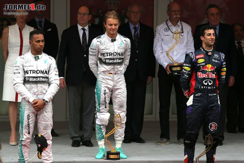 Foto zur News: Nico Rosberg (Mercedes), Lewis Hamilton (Mercedes) und Daniel Ricciardo (Red Bull)
