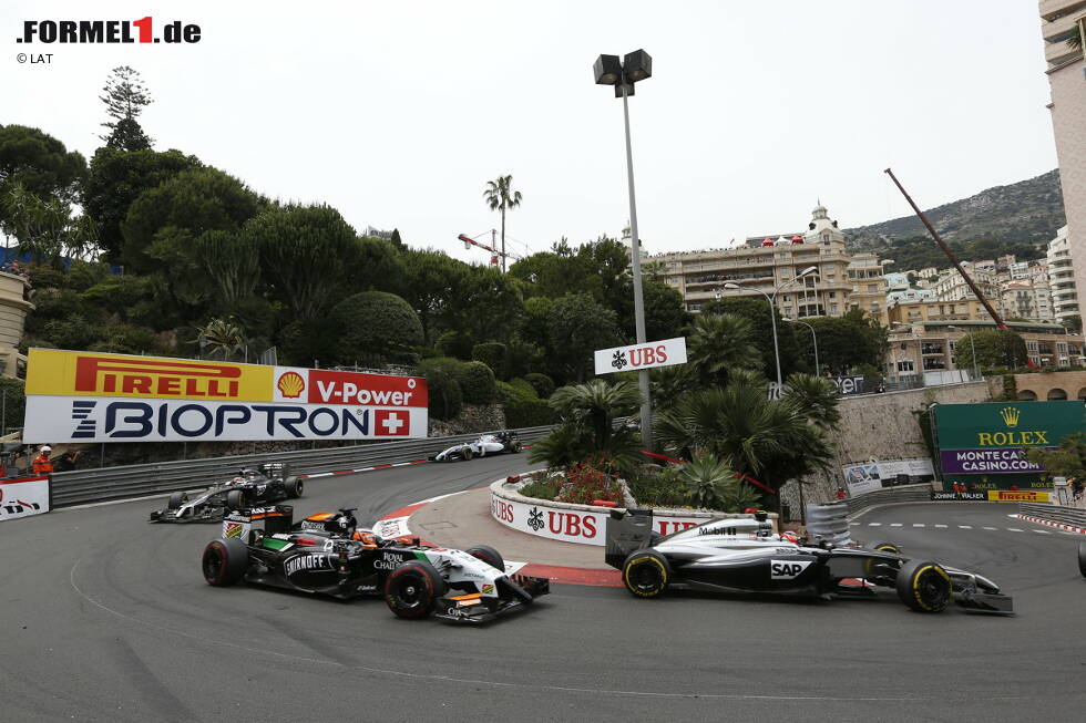 Foto zur News: Kevin Magnussen (McLaren), Nico Hülkenberg (Force India) und Jenson Button (McLaren)