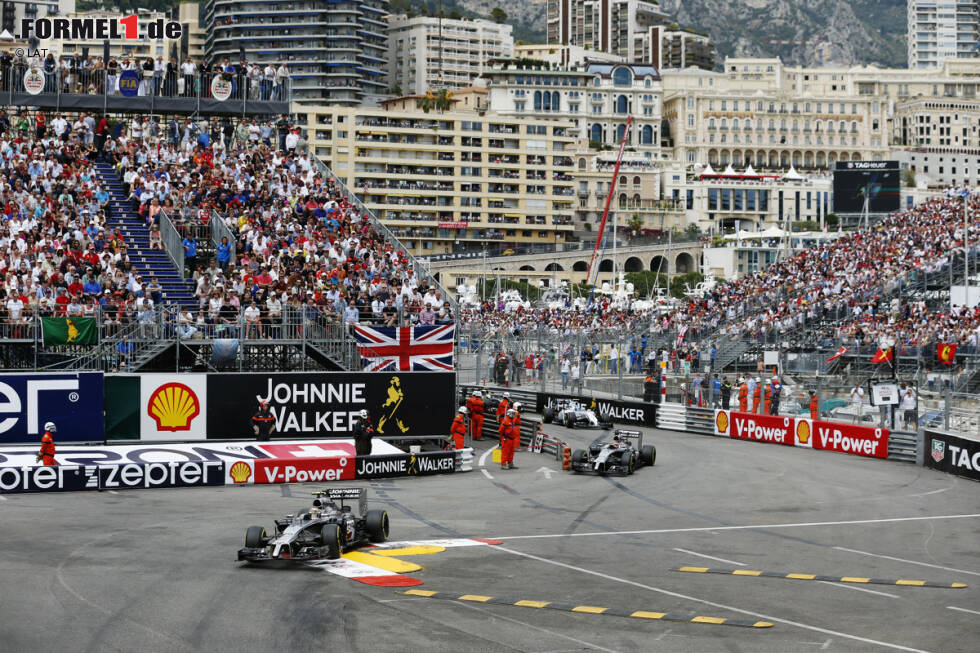 Foto zur News: Kevin Magnussen (McLaren) und Jenson Button (McLaren)