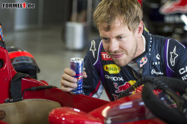 Foto zur News: Weltmeister Vettel zeigte sich von der Technik des Ferrari fasziniert