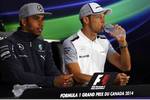 Foto zur News: Lewis Hamilton (Mercedes) und Jenson Button (McLaren)
