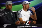 Foto zur News: Lewis Hamilton (Mercedes) und Jenson Button (McLaren)