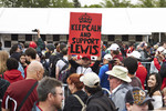 Foto zur News: Fans unterstützen Lewis Hamilton
