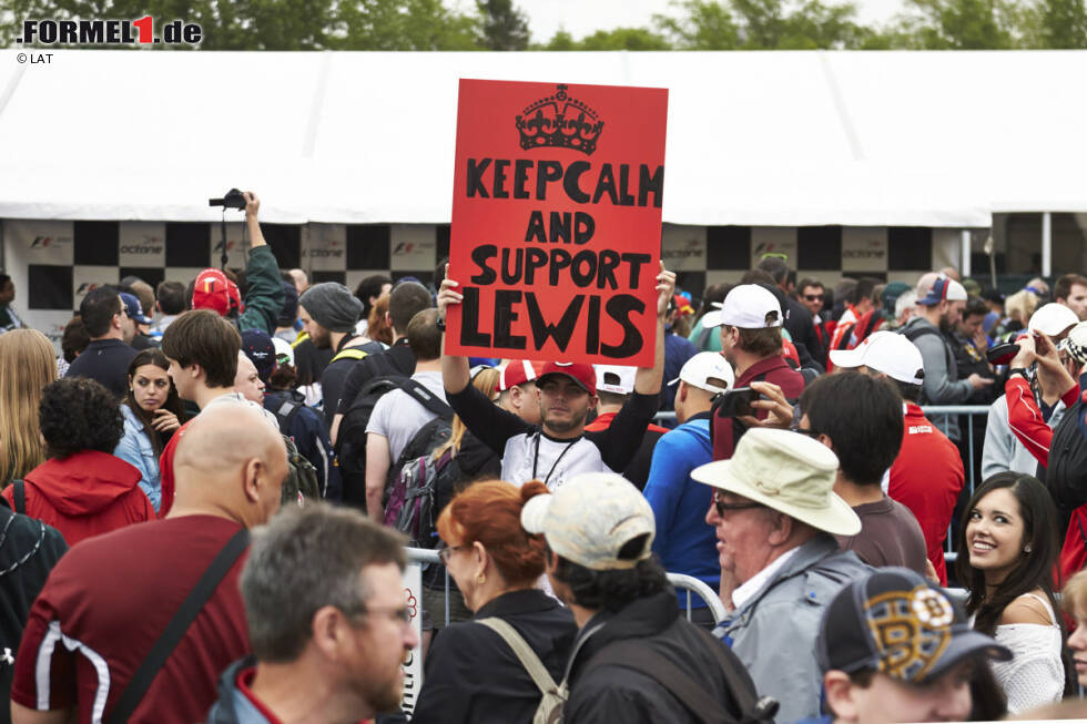 Foto zur News: Fans unterstützen Lewis Hamilton