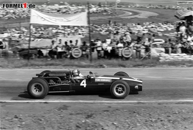 Foto zur News: 2. Januar 1967: Pedro Rodriguez (Cooper-Maserati) gewinnt die Formel-1-Premiere in Kyalami. Zuvor fand der Grand Prix von Südafrika dreimal (1962, 1963 und 1965) in East London statt.