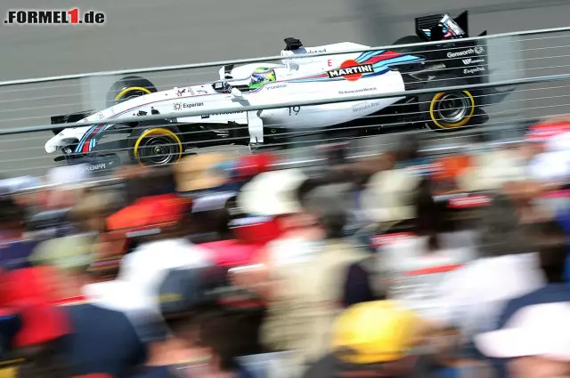 Hier huscht Felipe Massa an den Fans vorbei. Der Brasilianer im Williams hatte als Sechster 0,656 Sekunden Abstand zu verzeichnen. Foto zur News: Hier huscht Felipe Massa an den Fans vorbei. Der Brasilianer im Williams hatte als Sechster 0,656 Sekunden Abstand zu verzeichnen.