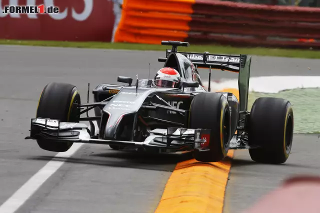 Etwas besser als zuletzt lief es für Adrian Sutil, auch wenn er hier mal auf Abwegen zu sehen ist. Der Deutsche belegte im Sauber mit 1,846 Sekunden Abstand Rang 16. Foto zur News: Etwas besser als zuletzt lief es für Adrian Sutil, auch wenn er hier mal auf Abwegen zu sehen ist. Der Deutsche belegte im Sauber mit 1,846 Sekunden Abstand Rang 16.