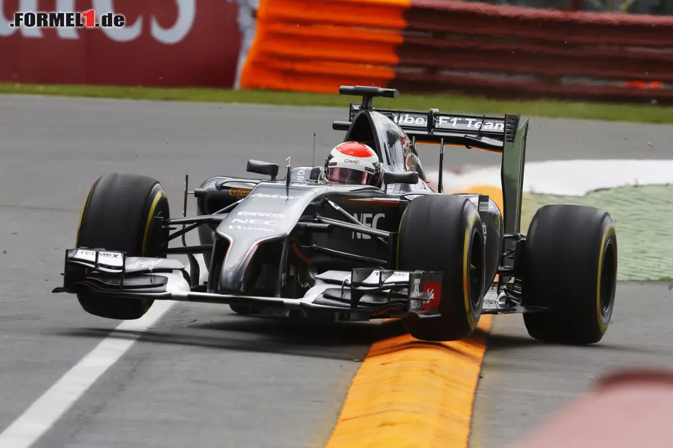 Etwas besser als zuletzt lief es für Adrian Sutil, auch wenn er hier mal auf Abwegen zu sehen ist. Der Deutsche belegte im Sauber mit 1,846 Sekunden Abstand Rang 16. Foto zur News: Etwas besser als zuletzt lief es für Adrian Sutil, auch wenn er hier mal auf Abwegen zu sehen ist. Der Deutsche belegte im Sauber mit 1,846 Sekunden Abstand Rang 16.