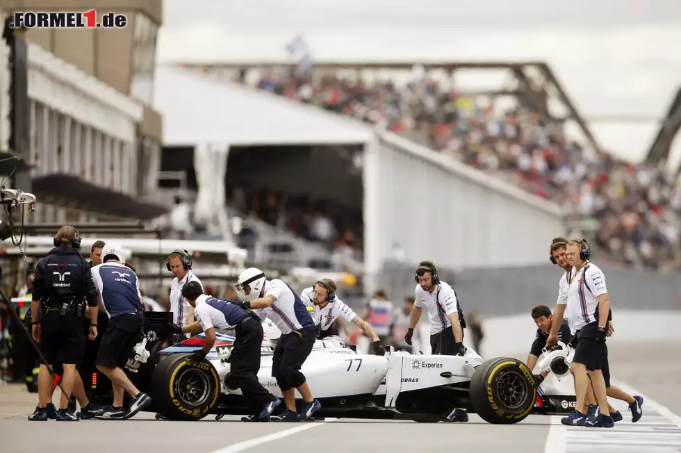 Sein Teamkollege Valtteri Bottas, der sich hier von seinen Mechanikern zurück an die Box schieben lässt, belegte mit 0,775 Sekunden Abstand den siebten Rang, gefolgt von... Foto zur News: Sein Teamkollege Valtteri Bottas, der sich hier von seinen Mechanikern zurück an die Box schieben lässt, belegte mit 0,775 Sekunden Abstand den siebten Rang, gefolgt von...
