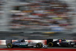 Foto zur News: Lewis Hamilton (Mercedes) und Esteban Gutierrez (Sauber)