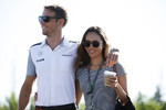 Foto zur News: Jenson Button (McLaren) mit Jessice Michibata