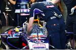 Foto zur News: Der Rennsitz von Sebastian Vettel (Red Bull) wird montiert