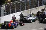 Foto zur News: Daniel Ricciardo (Red Bull) und Lewis Hamilton (Mercedes)