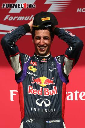 Foto zur News: Daniel Ricciardo holte sich in Montreal überraschend seinen ersten Formel-1-Sieg, denn die Mercedes schwächelten.