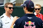 Foto zur News: Jenson Button (McLaren) und Daniel Ricciardo (Red Bull)