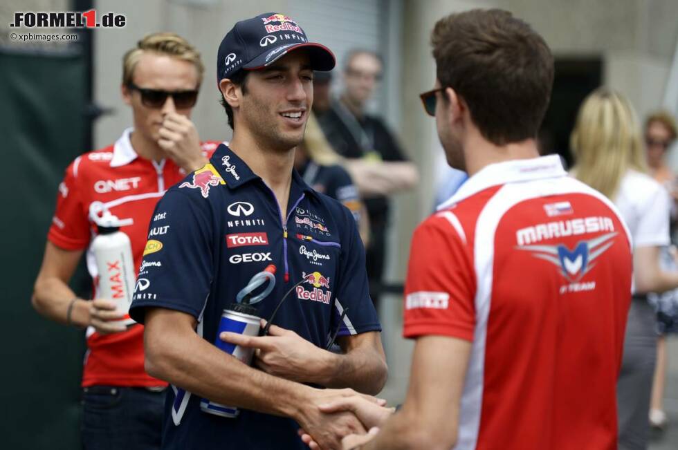 Foto zur News: Daniel Ricciardo (Red Bull) und Jules Bianchi (Marussia)