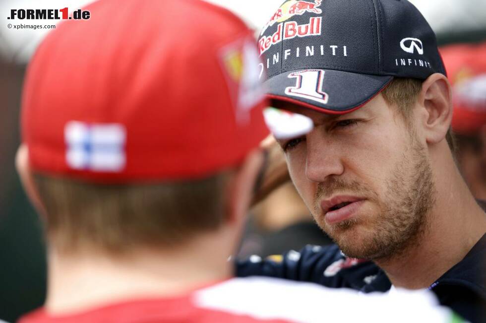 Foto zur News: Sebastian Vettel (Red Bull) und Kimi Räikkönen (Ferrari)