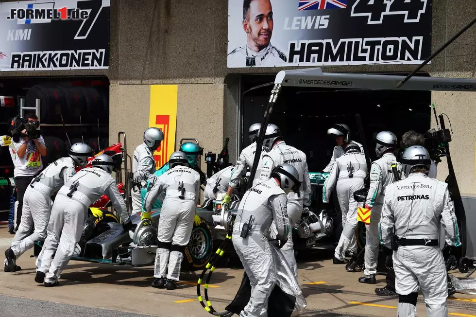 Foto zur News: Lewis Hamilton hatte Pech, er musste mit Bremsproblemen das Auto in Runde 46 parken.