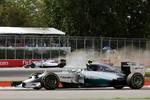 Foto zur News: Nico Rosberg (Mercedes) im Vordergrund, dahinter verunfallen Felipe Massa (Williams) und Sergio Perez (Force India)