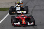 Foto zur News: Kimi Räikkönen (Ferrari) und Sergio Perez (Force India)
