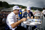 Foto zur News: Valtteri Bottas (Williams) und Felipe Massa (Williams) geben Autogramme
