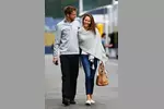 Foto zur News: Jenson Button (McLaren) mir Jessica Michibata