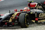 Foto zur News: Pastor Maldonado (Lotus) neben der Strecke