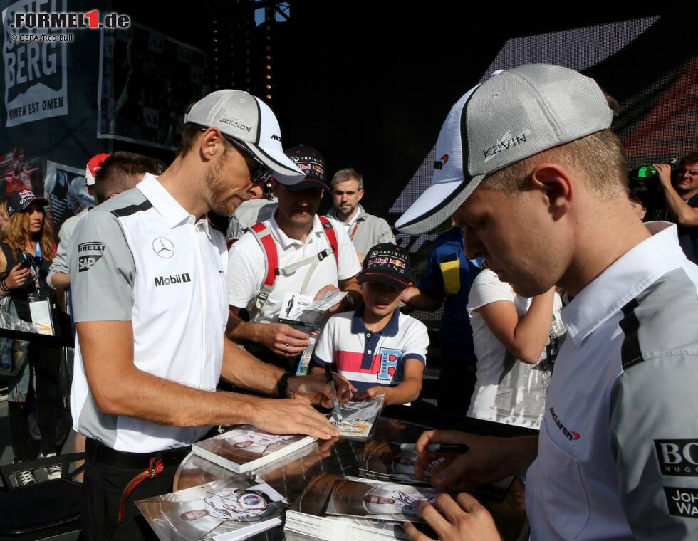 Foto zur News: Jenson Button (McLaren) und Kevin Magnussen (McLaren)