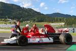 Foto zur News: Helmut Marko, Sebastian Vettel (Red Bull) und Gerhard Berger