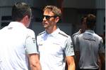 Foto zur News: Eric Boullier und Jenson Button (McLaren)